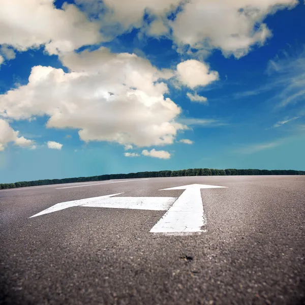 Camino de asfalto con el cielo — Foto de Stock