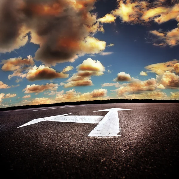 Asphalt road with the sky — Stock Photo, Image