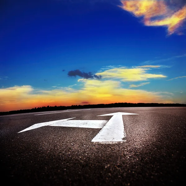 Asphalt road with the sky — Stock Photo, Image