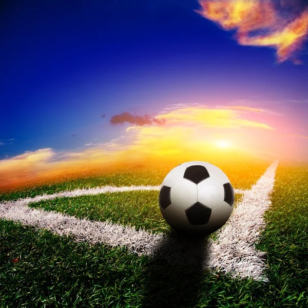 Pallone da calcio sul campo — Foto Stock