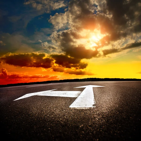 Asphaltstraße mit dem Himmel — Stockfoto