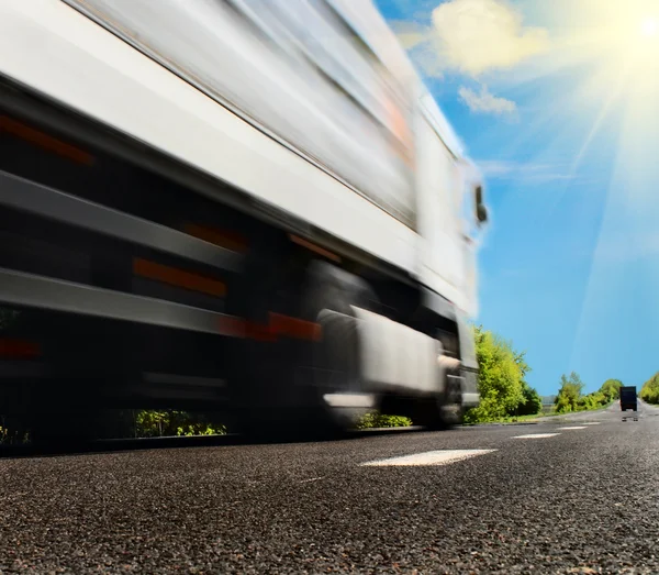 Großer LKW unterwegs — Stockfoto