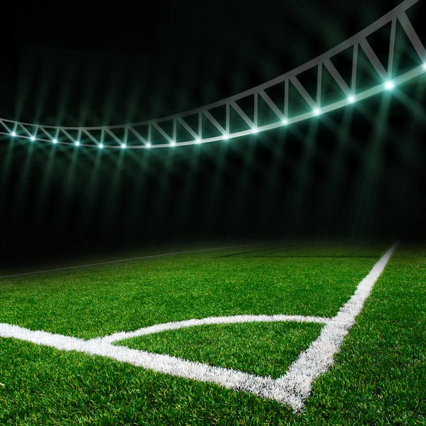 Terrain de football avec des lumières vives — Photo