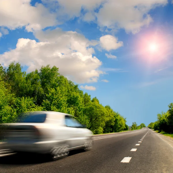 Grijze auto op de weg Rechtenvrije Stockfoto's