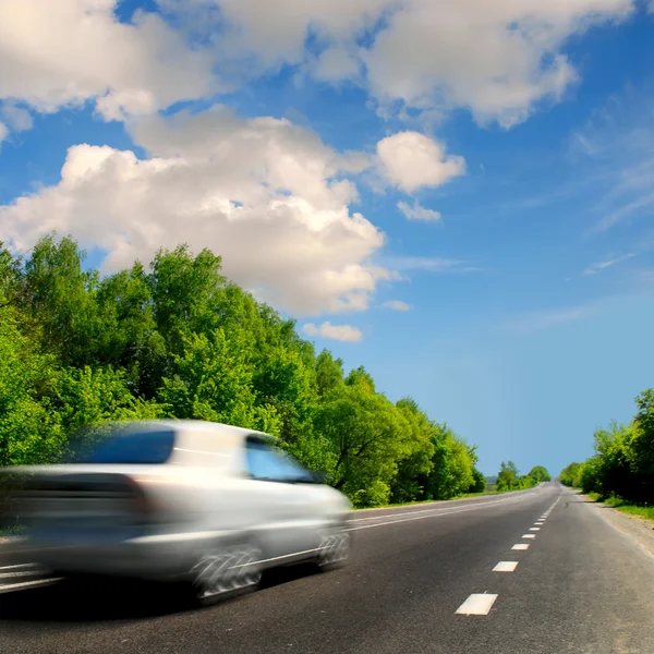 Grijze auto op de weg Stockfoto