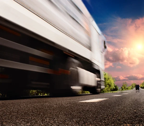 Großer LKW unterwegs — Stockfoto