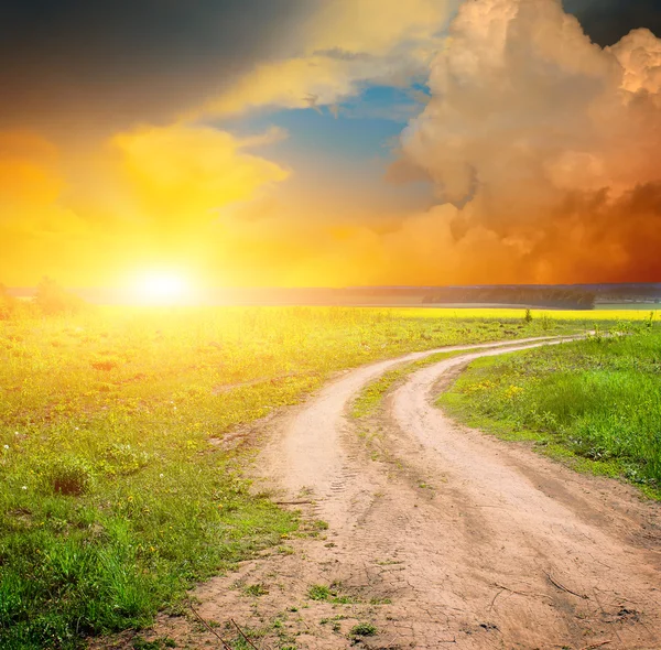 Estrada de terra no campo de verão — Fotografia de Stock