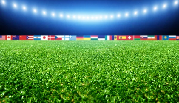 สนามฟุตบอลที่มีธงและไฟ — ภาพถ่ายสต็อก