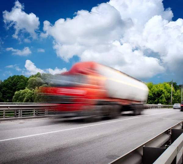 Camion rouge sur le pont — Photo