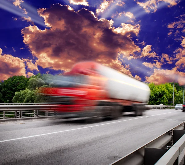 Красный грузовик на мосту — стоковое фото