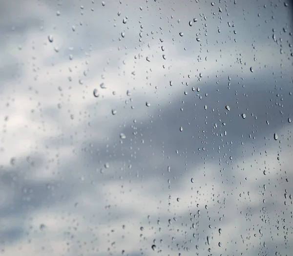 Le gocce d'acqua sulla finestra con bacino cielo — Foto Stock