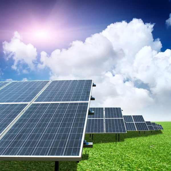 Paneles solares en el campo — Foto de Stock