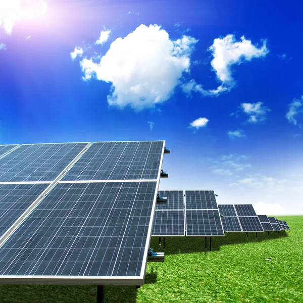 Paneles solares en el campo — Foto de Stock