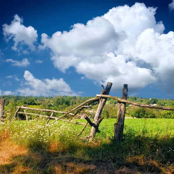 Gebroken houten hek op de fiald — Stockfoto