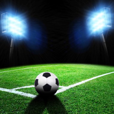 Parlak ışıkları olan futbol stadyumu