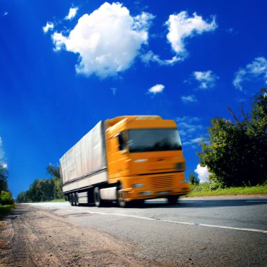 Sarı kamyon asfalt yol üzerinde