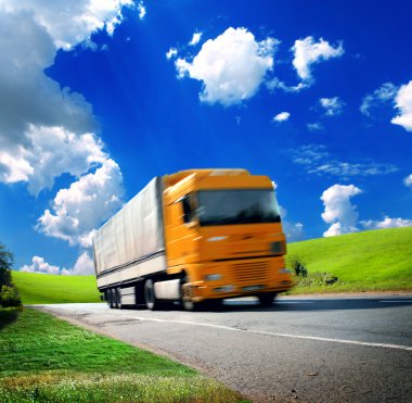 Sarı kamyon asfalt yol üzerinde