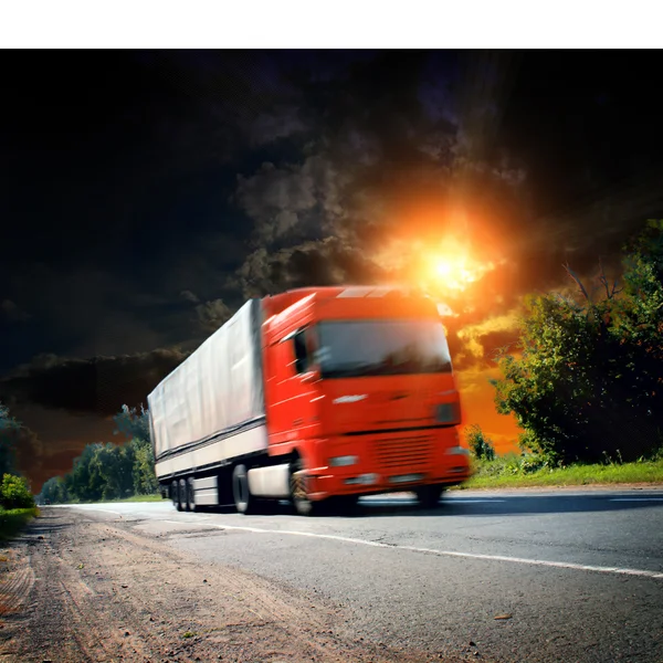 Stor lastbil på vägen — Stockfoto