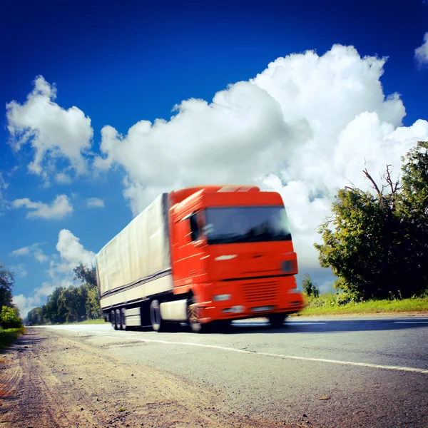 Oranje vrachtwagen op de asfaltweg — Stockfoto