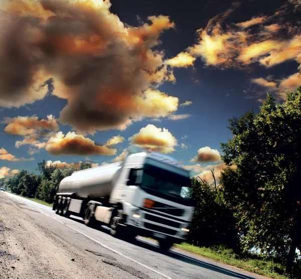Vrachtwagen op de asfaltweg — Stockfoto