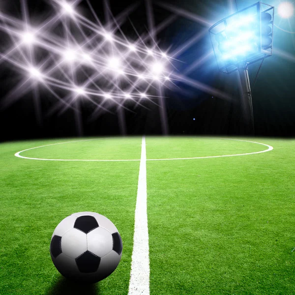 Parlak ışıkları olan futbol stadyumu — Stok fotoğraf