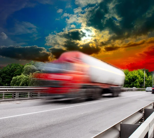 Красный грузовик на мосту — стоковое фото
