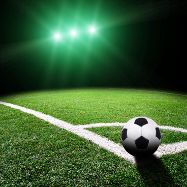 Parlak ışıkları olan futbol stadyumu