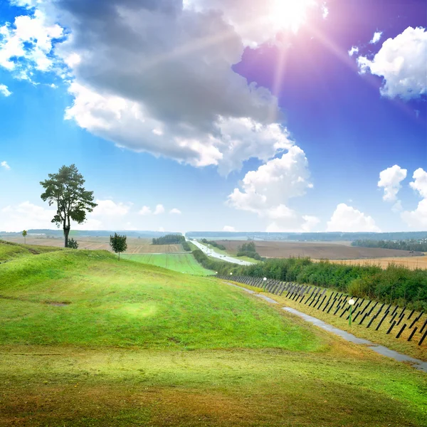 Bellissimo paesaggio verde con i campi — Foto Stock