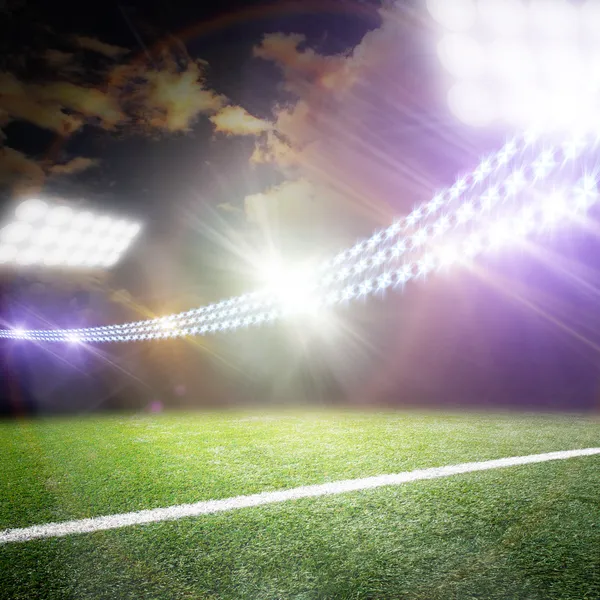 Estadio de fútbol con las luces brillantes — Foto de Stock