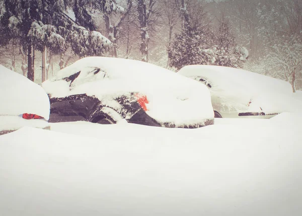 Carros no estacionamento sob neve — Fotografia de Stock