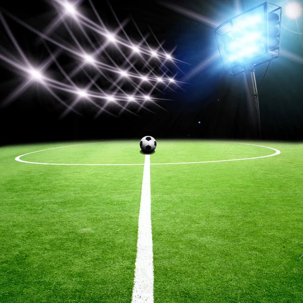 Fotbollsstadion med starkt ljus — Stockfoto