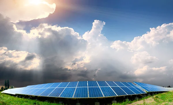 Paneles solares en el campo —  Fotos de Stock