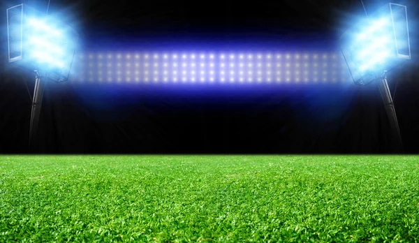 Parlak ışıkları olan futbol stadyumu