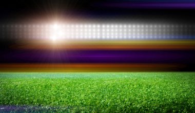 Parlak ışıkları olan futbol stadyumu