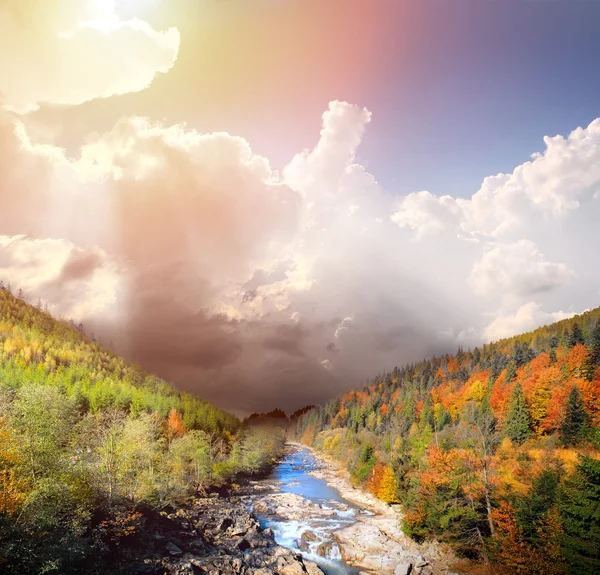 Jesień krajobraz z rzeką mountian — Zdjęcie stockowe