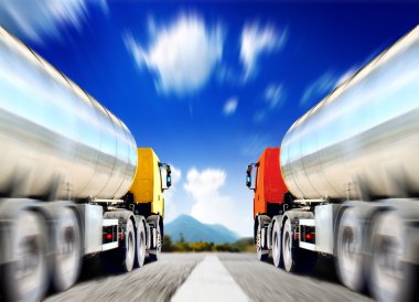 asfalt yol üzerinde büyük kamyon