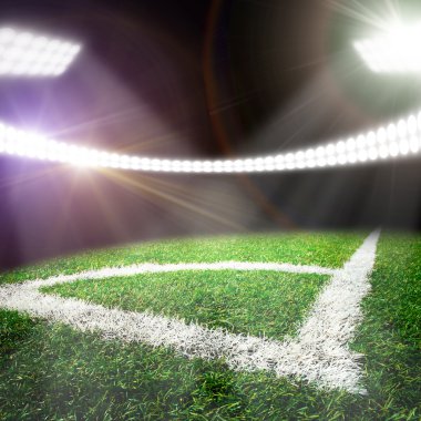 Parlak ışıkları olan futbol stadyumu