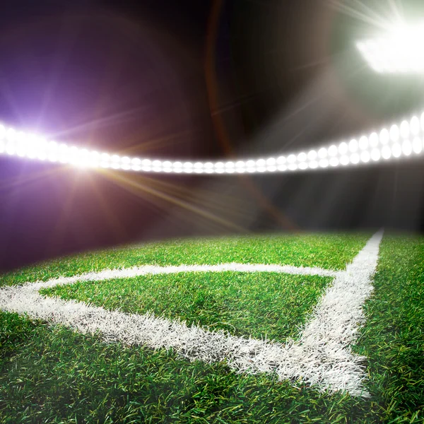 Estadio de fútbol con las luces brillantes — Foto de Stock