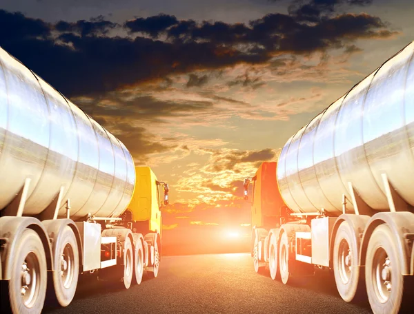 Duże samochody ciężarowe na asfalt — Zdjęcie stockowe