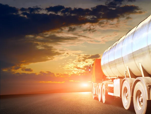 Velké nákladních automobilů na asfaltovou silnici — Stock fotografie