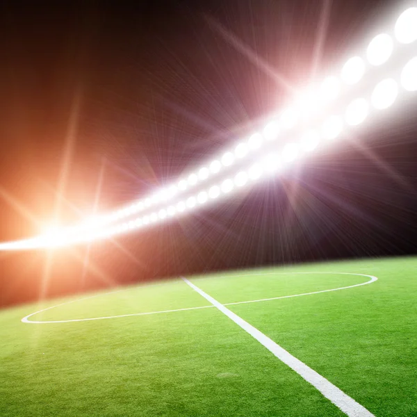 Estadio de fútbol con las luces brillantes — Foto de Stock