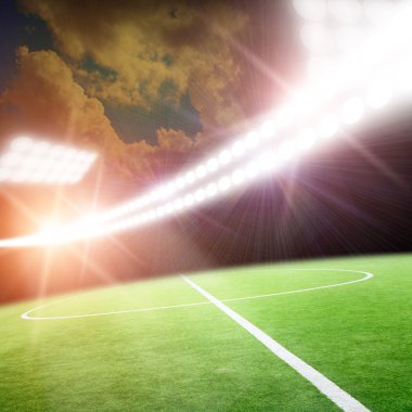 Parlak ışıkları olan futbol stadyumu