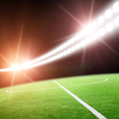 Parlak ışıkları olan futbol stadyumu