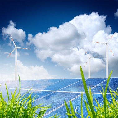 parlak güneş ışığı altında güneş panelleri