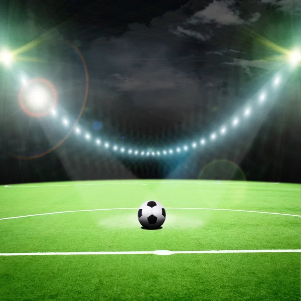 Estádio de futebol com as luzes brilhantes — Fotografia de Stock