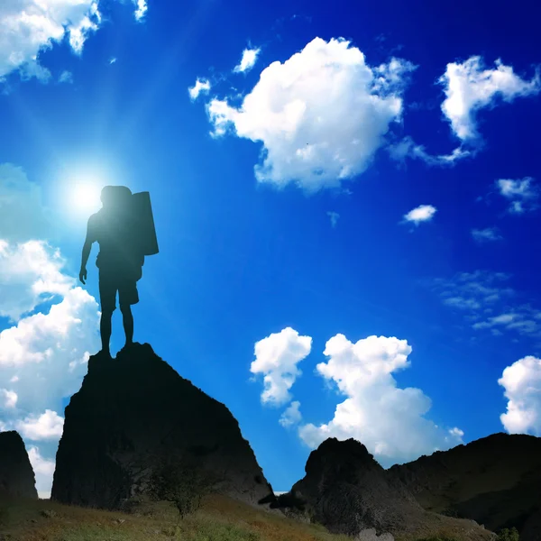 L'uomo in cima alla montagna — Foto Stock