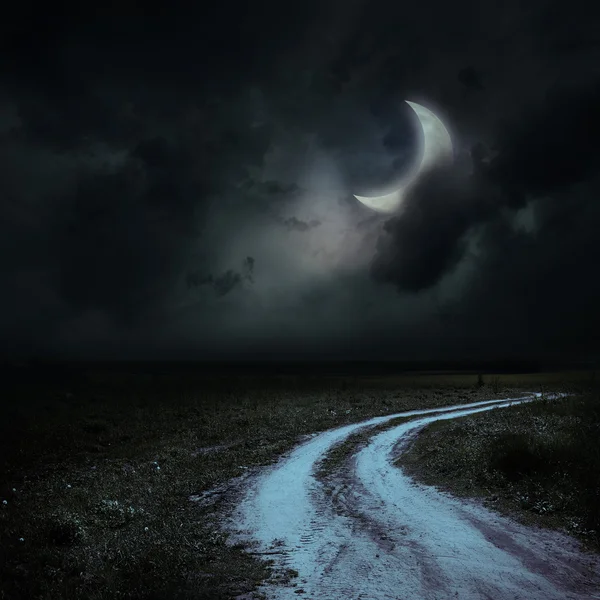 Moonrise över marken väg — Stockfoto