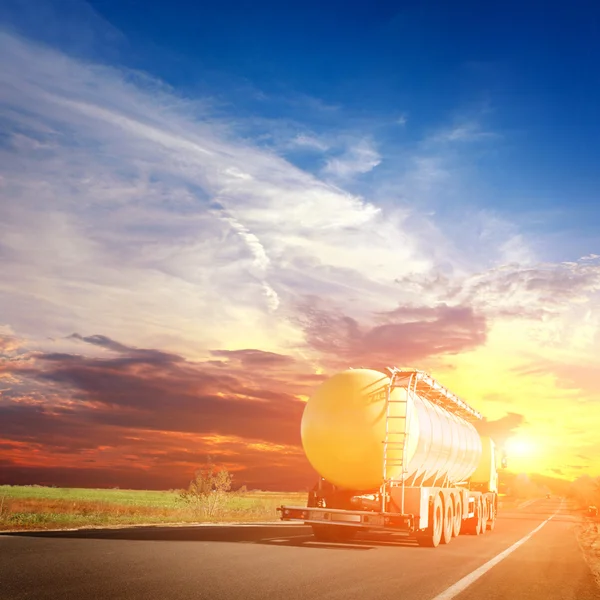 Lastbil och motorvägen vid solnedgången — Stockfoto