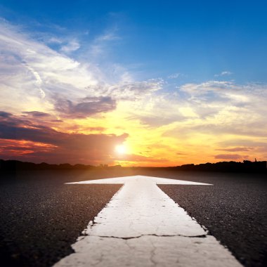 Gün batımında boş asfalt yolu