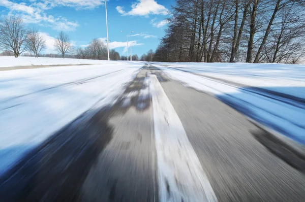 Emty Winter Straße Bewegung Mit Schnee Bedeckt Mit Bäumen Und — Stockfoto